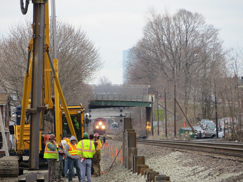 Operación de hincado de pilotes: al sur del puente de Harvard Street en Medford, MA.